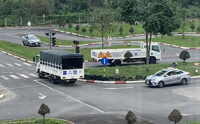 Bạn sẽ được luyện các bài thi bắt buộc, tập nhiều đến khi quen các điểm căn như tập bài thi "dốc cầu", “ghép xe”, “dừng nhường đường”, “lùi chuồng”... Đây là phần quan trọng nhất giúp tăng khả năng đậu ngay lần đầu. Học lái xe ô tô số sàn là lựa chọn phù hợp cho những ai muốn xây dựng kỹ năng lái xe chắc chắn và sử dụng lâu dài. Nếu bạn đang trong giai đoạn tìm hiểu và cần thêm thông tin trước khi quyết định, việc trao đổi trực tiếp với đơn vị đào tạo sẽ giúp bạn chọn được lộ trình phù hợp nhất cho bản thân.