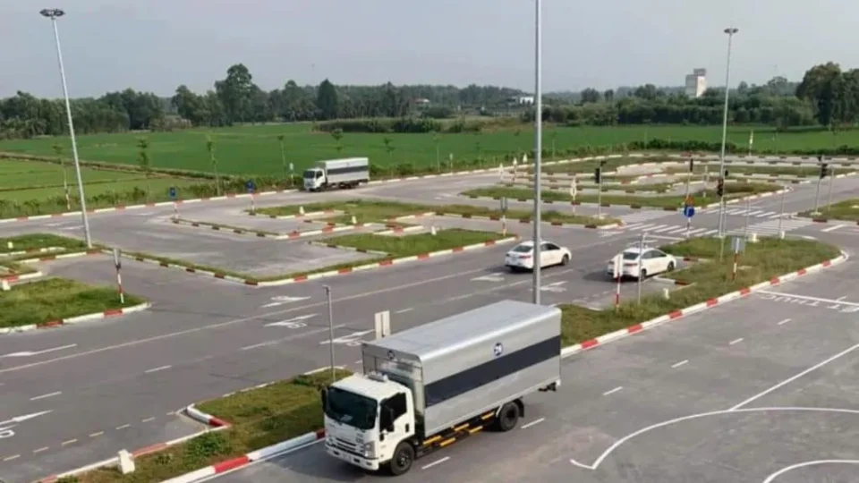 Học lái xe ô tô mất bao nhiêu tiền 8 Học lái sa hình bằng lái xe ô tô Hạng C1