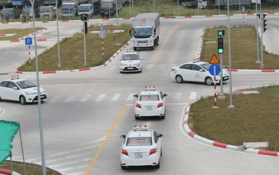 Học bằng lái xe ô tô ở đâu uy tín? Đăng ký ngay để được tư vấn 5 Thi sát hạch Hạng B